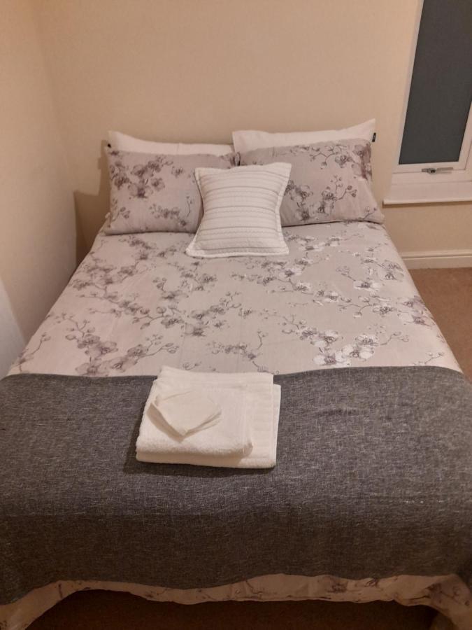 Queens One Urmston Kültér fotó